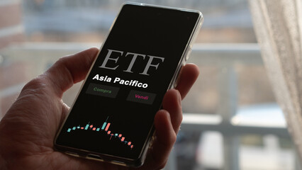 An Italian investor analyzing an etf fund on a phone. Italian text: Asia Pacific, buy, sell.
