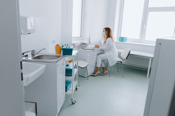 Obraz premium The doctor in the office is working at the computer after admitting patients.