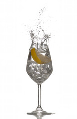 Splash photography with a lemon and water.
