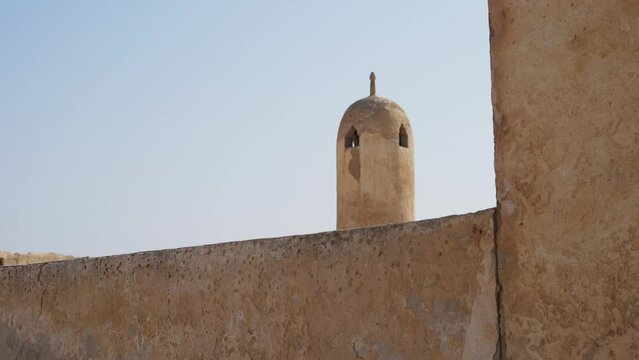 Al Jumail, Abandoned mosque with minaret at ruined ancient Arab fishing village, North Qatar.
