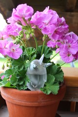 Ein Wasserspender in Form eines Vogels für Pflanzen. Unten ist ein Kegel aus Terrakotta, der das...