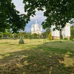 Naklejka premium A white church behind a fence