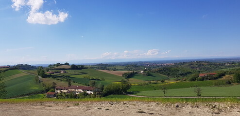 Panorama collinare e prati in fiore 