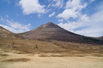 Fototapeta na wymiar Mount Yufu in spring when there is still no green.