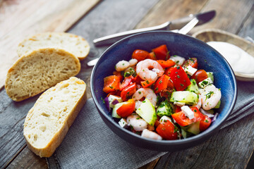 Salat mit Shrimps, Brot auf Holztisch