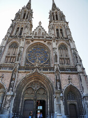 Fototapeta premium Die Kirche&nbsp;St. Peter und Paul&nbsp;(niederländisch&nbsp;Sint-Petrus-en-Pauluskerk) ist die&nbsp;neugotische&nbsp;römisch-katholische&nbsp;Dekanatskirche&nbsp;im Seebad&nbsp;Ostende&nbsp;in der&nbsp;belgischen&nbsp;Provinz Westflandern