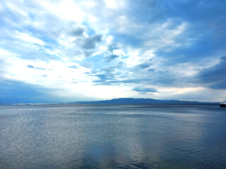 Fototapeta premium sky, water, lake, landscape, clouds, nature, sea, cloud, ocean, blue, reflection, sunset, summer, river, mountain, calm, beach, beautiful, coast, view, sunrise, sun, forest, scenery