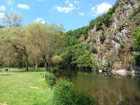 Blick auf die Sauer bei Dirbach in der Gemeinde Bourscheid in Luxemburg. Ruhige Flusslandschaft mit Felsen und W&auml;ldern im Naturraum Eislek entlang des Escapardenne Lee Trail.
