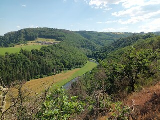 Fototapeta na wymiar Blick ins Tal des Fluss Sauer in der Nähe von Goebelsmühle im Norden von Luxemburg in den luxemburgischen Ardennen auf dem Wanderweg Escapardenne Lee Trail.