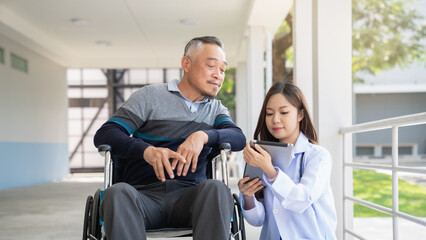 Obraz premium Female doctor consulting senior man at hospital. Medical staff explaining diagnosis to patient. Medicine and healthcare concept.