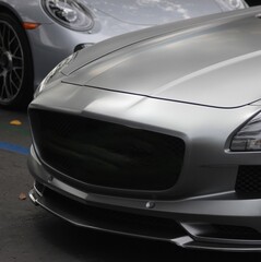 Obraz na płótnie Canvas Sleek silver sports car