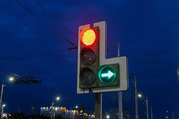 Traffic light in the city center in the evening.