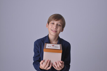 garoto sorridente segurando caixa presente para pai, feliz dia dos pais com amor e carinho 