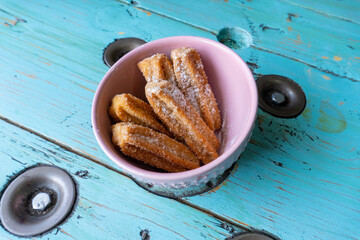 Mini churros sobre madera