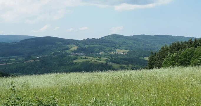 La montagne Bourbonnaise entre Loire et  Allier - Le village pittoresque de la Chabanne et les collines au pied du Parc Eolien 