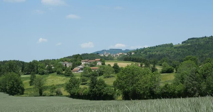 La montagne Bourbonnaise entre Loire et  Allier - Le village pittoresque de la Chabanne et les collines au pied du Parc Eolien