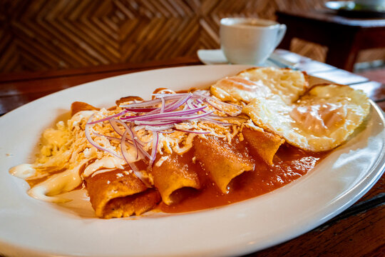 Enchiladas rojas con huevo 