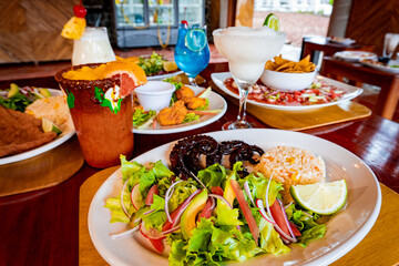 Mesa rustica con platillos de cocina mexicana