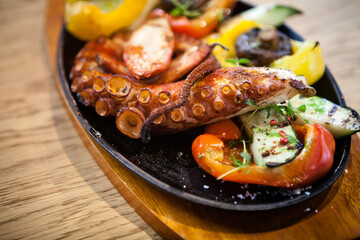 Pulpo cocido. Boiled octopus, shallots and grilled vegetables