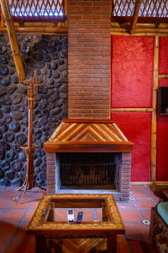 Chimenea en caba&ntilde;a r&uacute;stica 