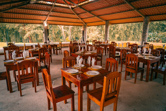 Sal&oacute;n social al aire libre con montaje