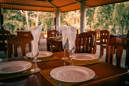Sal&oacute;n social al aire libre con montaje