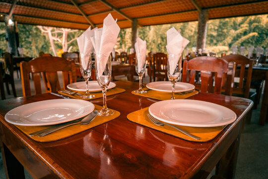Sal&oacute;n social al aire libre con montaje