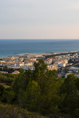 Fototapeta na wymiar Quartier des Quilles à Sète, au bord de la mer, au coucher du soleil depuis la Forêt des Pierres Blanches