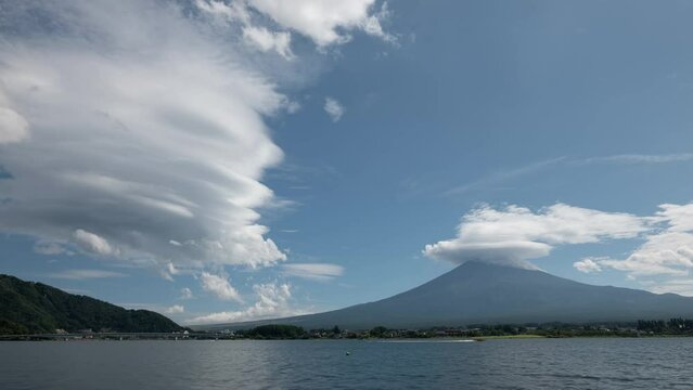 夏の河口湖より望む笠雲と吊るし雲を伴った富士山のタイムラプス映像（フィックス）