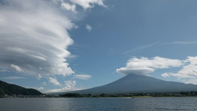 夏の河口湖より望む笠雲と吊るし雲を伴った富士山のタイムラプス映像（ズームイン）