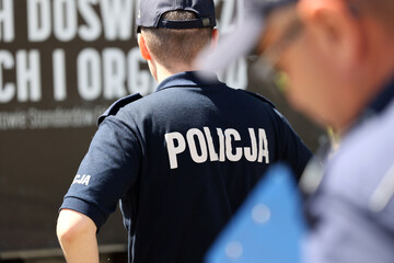 Policjant prewencji na patrolu w mieście w miejscu zagrożonym.  Polska wroclaw. 