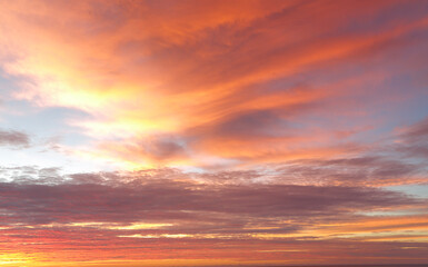 Fototapeta premium Rich rand vibrant ed orange and blue in the cloudy skies above