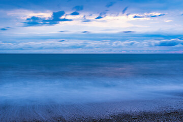 Naklejka premium Dark evening sky above the sea at stormy time.