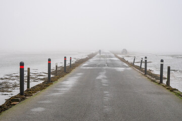 Droga na Holy Island podczas odpływu, pochmurny bardzo mglisty poranek. 