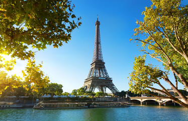 Fototapeta na wymiar Seine in Paris with Eiffel tower in sunrise time