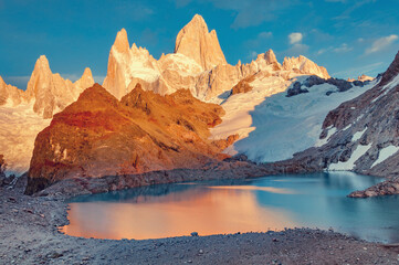 Fototapeta na wymiar Amazing sunrise view of Fitz Roy mountain. Los Glaciares National park. Argentina.
