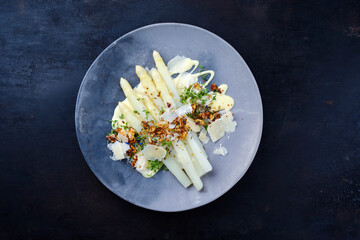 Traditionell gedämpfter weißer Spargel mit Parmesan Käse und Walnüsse in Sauce Hollandaise...
