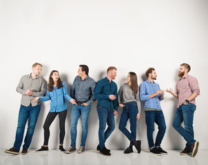 Obraz premium Group of boys and girls speak talking to each other. Concept of friendship and social people