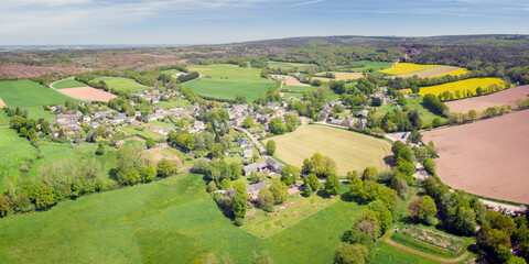 Broceliande en Bretagne, le village de Trehorenteuc et la campagne environnante, panorama vue drone
