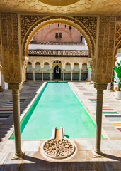 Arco con vista a piscina en el pueblo español