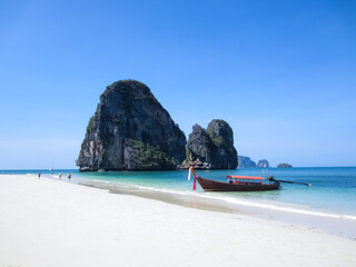 Fototapeta premium traditional thai longtail boat on railay beach krabi thailand