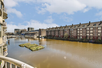 Fototapeta premium some buildings and water in the middle of an urban area that looks like it's been taken from a bridge