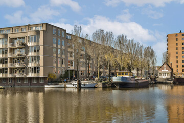 Fototapeta premium some boats in the water and buildings on the other side of the river with blue sky above them, as seen from across the