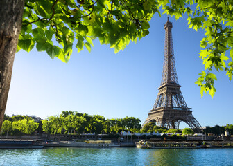 Fototapeta na wymiar Seine in Paris with Eiffel Tower in sunrise time