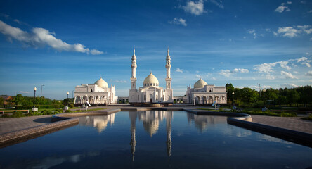 Fototapeta na wymiar Bulgarians Tatarstan. White Islamic mosque on a Sunny day reflected in the water pool