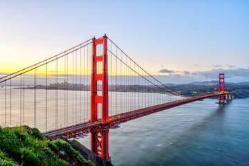 Fototapeta na wymiar The iconic Golden Gate Bridge in San Francisco just before sunrise