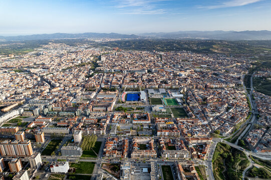 Vista aerea de ciudad con un campo de futbol en medio de la imagen