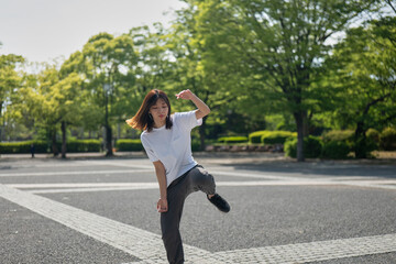 公園でダンスの練習をするダンサー
