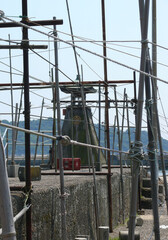 堤防の先端の古い燈籠。