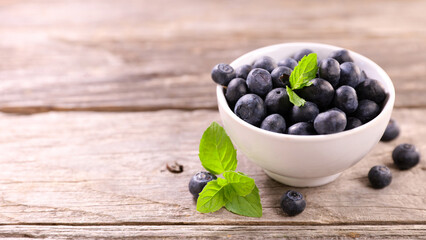 bowl of fresh blueberry and leaf
